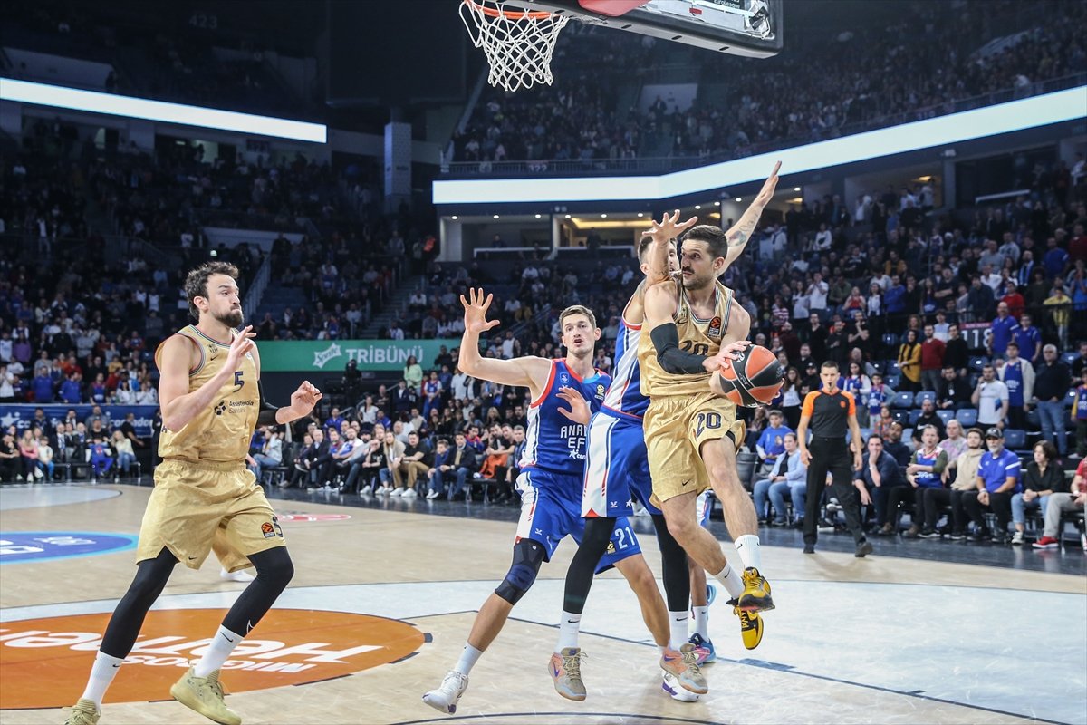 Anadolu Efes, Euroleague'de Barcelona'yı yendi