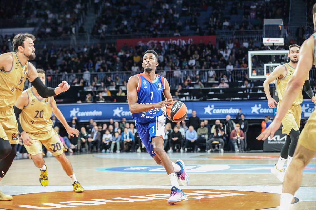 Anadolu Efes, Euroleague'de Barcelona'yı yendi