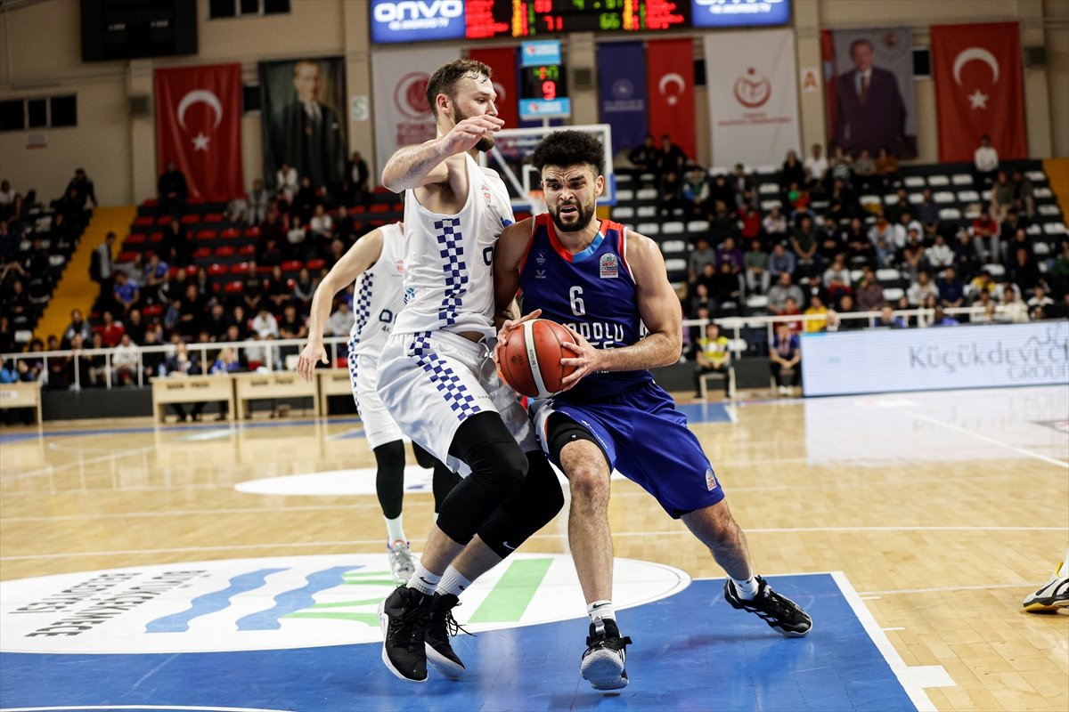 Anadolu Efes, Büyükçekmece Basketbol'a mağlup oldu