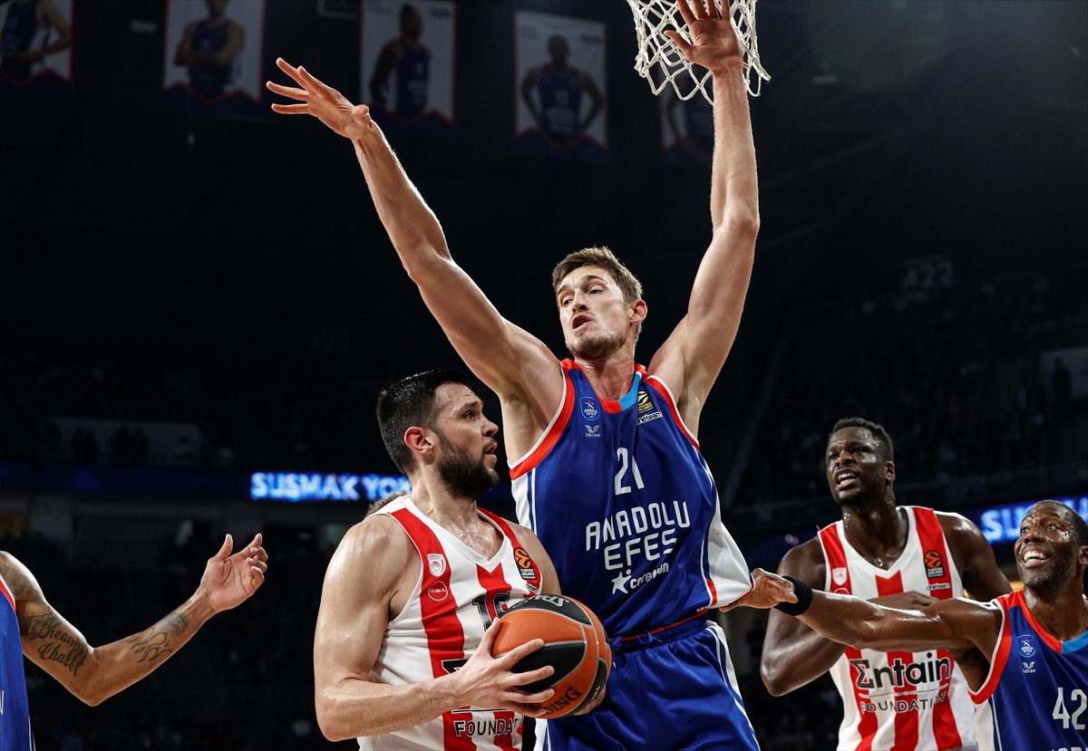 Anadolu Efes sahasında Olympiakos'u mağlup etti