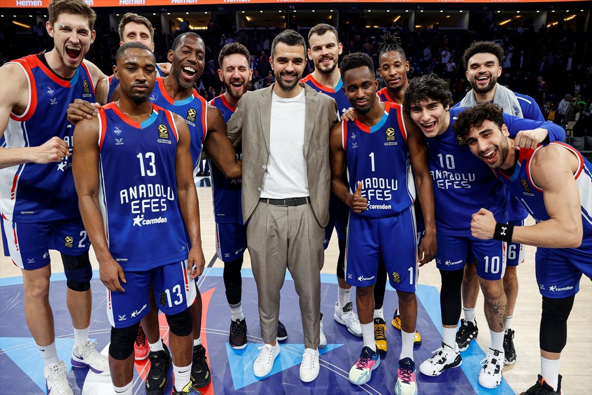 Anadolu Efes sahasında Olympiakos'u mağlup etti