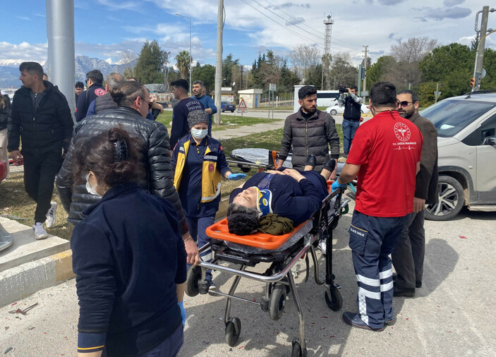 Antalya'da kaza yapan sürücü acısını unutup korkan oğlunu sakinleştirmeye çalıştı