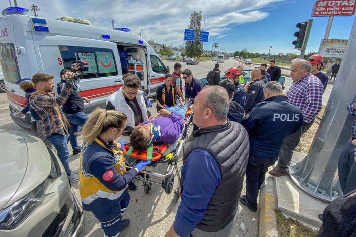 Antalya'da kaza yapan sürücü acısını unutup korkan oğlunu sakinleştirmeye çalıştı