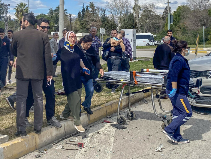 Antalya'da kaza yapan sürücü acısını unutup korkan oğlunu sakinleştirmeye çalıştı