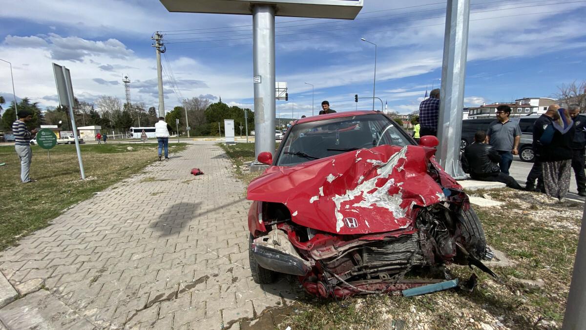 Antalya'da kaza yapan sürücü acısını unutup korkan oğlunu sakinleştirmeye çalıştı