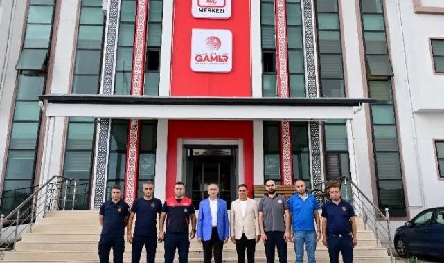 Başkan Sami Er vatandaş ve görev başındaki personelle bayramlaştı