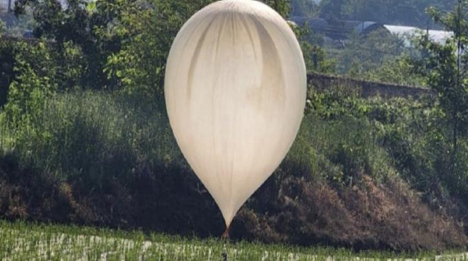 Koreler arası balon savaşında son durum: Broşür dolu balon gönderdiler